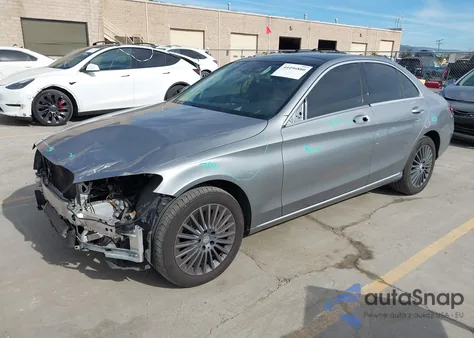 2015 Mercedes-Benz C 300 Luxury 4Matic из США, поврежденный, VIN 55SWF4KB6FU007378
